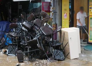 수해 복구로 분주한 상인