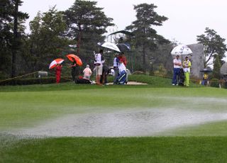 폭우 쏟아지면 골프 대회 열리나?