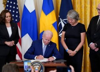 바이든, '스웨덴·핀란드 나토 가입 지지' 비준안 서명