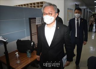 의원직 상실 위기 최강욱… '폐문부재'로 대법 심리 지연