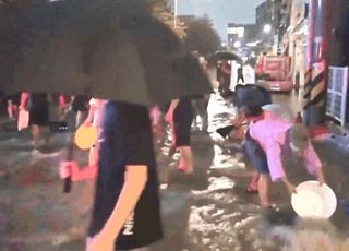 "침수 막아라"…폭우 속 바가지 들고 물 퍼낸 청주 아파트 주민들