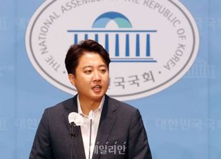 "대통령 지도력의 위기"…이준석, 尹과 윤핵관 향해 작심발언