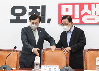 상임전국위원회 참석하는 서병수-주호영