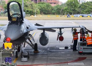 대만 공군, 주력 전투기 F-16V 훈련 공개…"중국의 압박 대응용"
