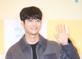 손 흔드는 '이상한 변호사 우영우' 배우 강태오