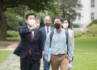 필즈상 수상자 허준이 교수와 대화하는 김진표 국회의장