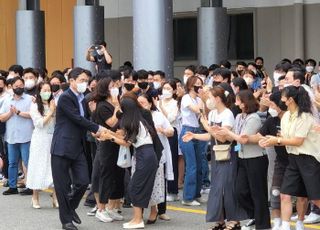 [포토]"대장이 돌아왔다!" 이재용 부회장 등장에 환호하는 삼성전자 직원들