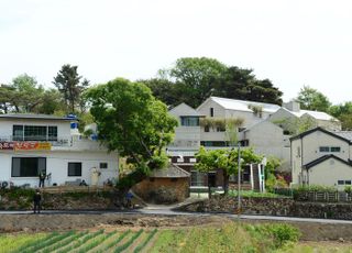 민주, '文 사저 경호 구역 확장'에 "윤석열·김진표에 감사"