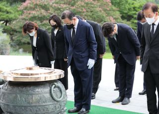 현충원 참배하는 주호영 국민의힘 비대위원장과 비대위원들