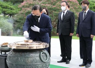 현충원 참배하는 주호영 비대위원장