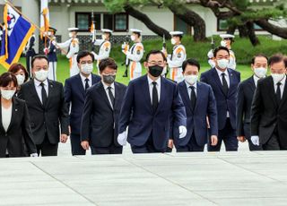 국립서울현충원 참배하는 국민의힘 주호영 비대위원장과 비대위원들