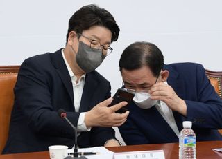 핸드폰 확인하는 주호영-권성동