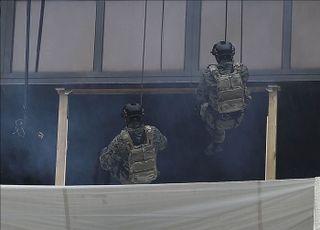 '레펠 하강해 내부 진입'