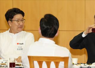 국민의힘 연찬회 만찬 음료 마시는 윤석열 대통령