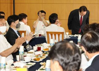 국민의힘 연찬회 찾아 인사하는 윤석열 대통령