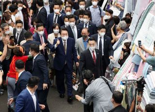 “기 받아 갑니다”…尹대통령 취임 후 첫 대구 서문시장 방문