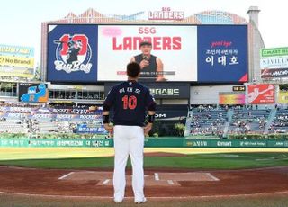 ‘쓱 팬도 말리는 은퇴’ 이대호 이날도 홈런…추신수 눈물·김광현 인사