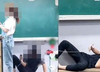 여교사 수업 중 교단 드러눕고 웃통 벗어…중학생들의 충격적인 행동