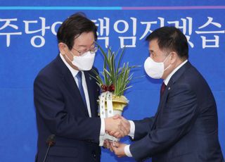 윤대통령~이재명, 덕담·축하난 오갔지만…영수회담 이견 '여전'