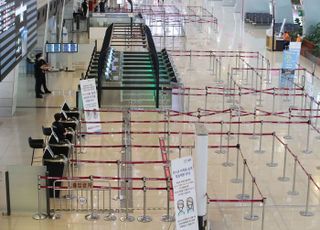 무더기 결항으로 텅 빈 김포공항 국내선