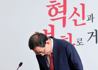 인사하는 주호영 "새 술은 새 부대에...비대위원장 맡지 않겠다"