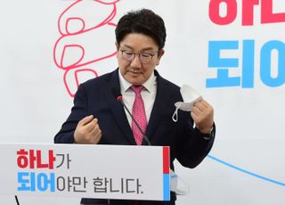 사퇴 표명 권성동 "당의 위기는 이준석 전 대표 성상납 의혹 무마 시도에서 촉발"