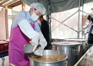 "다른 건 몰라도 김치찌개는"…尹대통령, 연휴 첫날 급식소 배식 활동