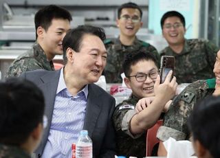 尹대통령, 추석 맞아 군 부대 격려…장병 부모님과 깜짝 '영상통화'