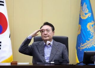 추석 '안보 행보' 尹대통령 "군복무 자랑스럽게 기억되도록 아낌 없는 지원"