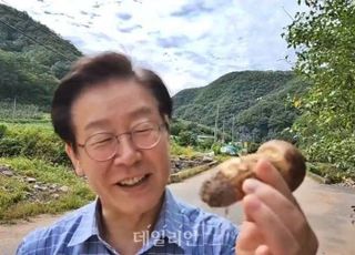 이재명, 추석날 고향 찾아 "세상살이 팍팍…아무 생각 없이 쉬었으면"