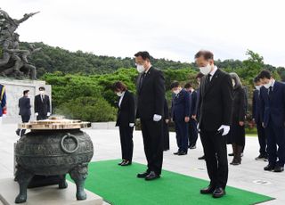 국립서울현충원 참배하는 정진석 비대위원장과 비대위원들