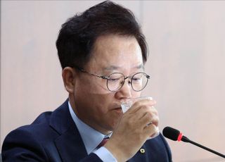 물 마시는 강석훈 KDB산업은행 회장