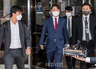 법조계 "이준석 '소급금지원칙', 당헌·당규 적용 안 돼…두 사건 병합 심리는 변수"