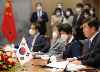 리잔수 중국 전인대 상무위원장과 회담하는 김진표 국회의장