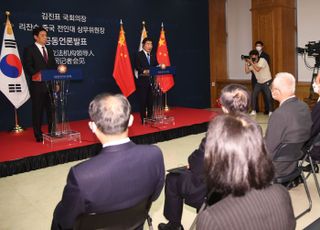 공동언론발표하는 김진표 국회의장과 리잔수 중국 전인대 상무위원장