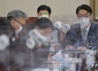 “국감 출석해” vs “안돼”…여야 신경전에 난처한 예탁원