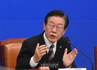 검찰, '성남FC 의혹' 두산건설·정진상 주거지 압색…이재명 소환 통보 임박