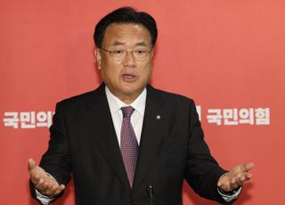 유상범 의원과 주고받은 문자 관련 설명하는 정진석 비대위원장