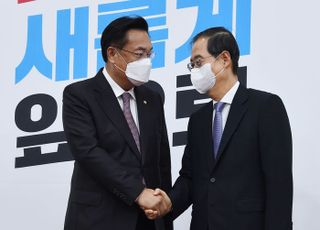 한덕수 국무총리와 악수하는 정진석 비대위원장 