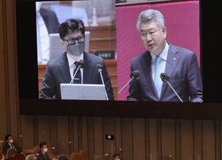 한동훈 법무부 장관에게 대정부질문하는 김회재 의원