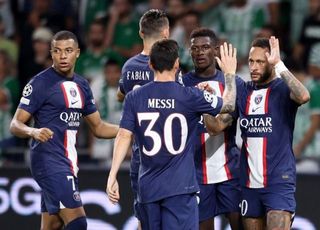 'PSG 잔류' 음바페, 메시·호날두 넘어 축구선수 수입 1위 차지…年 1740억