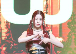 포즈 취하는 엔믹스 규진