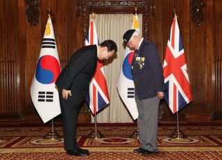 “덕택에 오늘날 대한민국이”…한국전 참전 英용사에 ‘90도’ 허리 굽힌 尹대통령