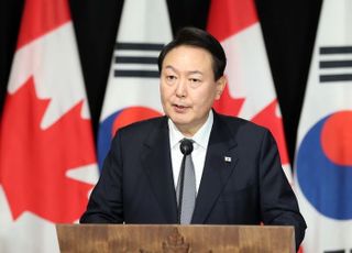 순방 마친 尹대통령, 귀국 직전 참모들과 북한 도발 징후 파악