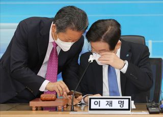 함께 스마트폰 보는 이재명 대표와 정청래 최고위원