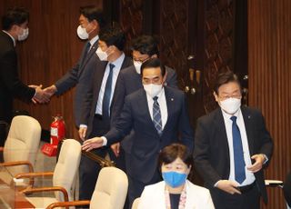 본회의, 국회운영위원장 보궐선거 이동하는 이재명-박홍근