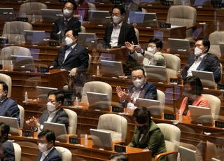 이재명 대표의 '면책특권 폐지' 발언에 박수치는 국민의힘 의원들