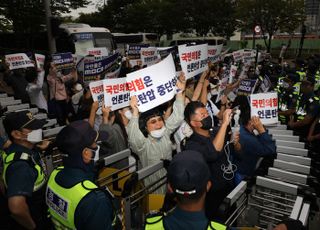 '국민의힘은 언론탄압 중단하라' 구호 외치는 전국언론노동조합 MBC본부 조합원들 