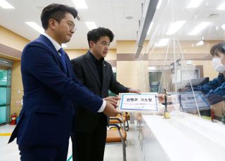 한동훈 장관 고소장 접수하는 민주당,  '허위사실에 의한 명예훼손 혐의'