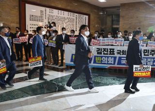 박진 장관 해임건의안 상정 항의하는 국민의힘 의원들 